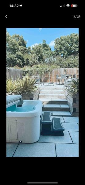 3 Bedroom Beautiful Home with Garden, AC, Hot Tub
